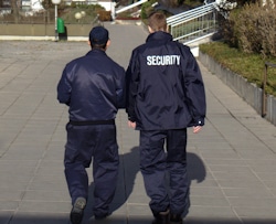 Sicherheitskräfte von Dussmann Service sorgen für Sicherheit im Wohn- und Kaufpark Alterlaa in Wien. Bild: Dussmann Service