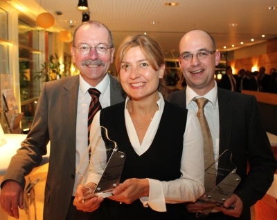 Michael Marchionini, Jana Lohmann (beide ReCoTech) und Baustadtrat Carsten-Michael Röding vom Bezirksamt Spandau erhielten einen Anerkennungspreis für ihr Projekt.
