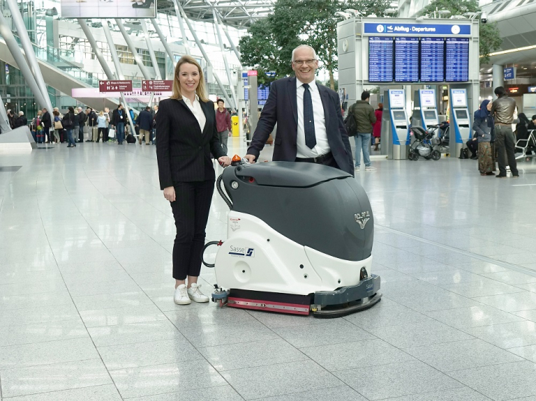 Sasse testet Reinigungsroboter am Flughafen Düsseldorf