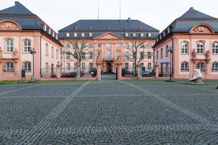 Strabag übernimmt das technische Gebäudemanagement in der Staatskanzlei Mainz. Bild: Raymond Thill/stock.adobe.com