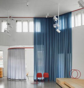 Auch akustische Vorhänge eignen sich zur Raumtrennung und -aufteilung.