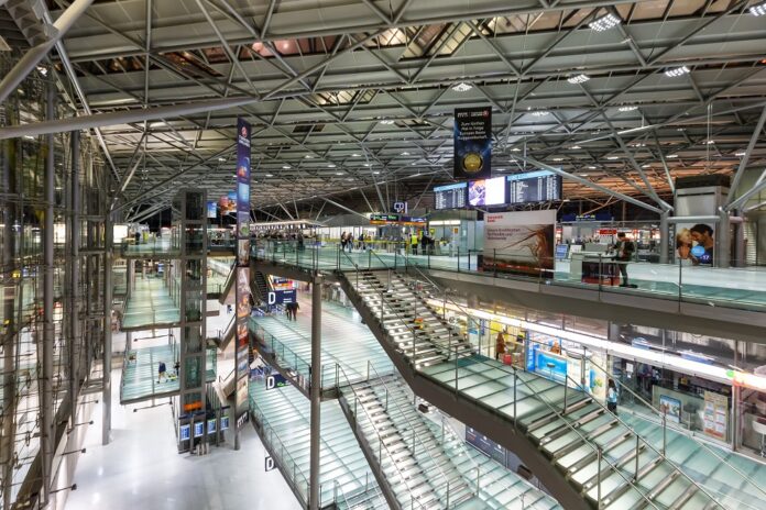 Apleona übernimmt die HLK-Gewerke im UPS-Erweiterungsbau am Flughafen Köln-Bonn (Bild). Bild: Markus Mainka/stock.adobe.com