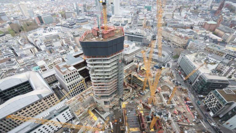 Das innovative Gebäude FOUR, das aktuell in Frankfurt am Main entsteht, wird mit Software von Schneider Electric ausgestattet - Foto: Groß & Partner