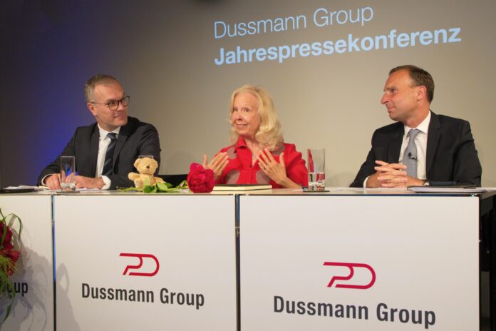 Catherine von Fürstenberg-Dussmann und Wolf-Dieter Adlhoch (rechts) bei der Jahrespressekonferenz am 4. Mai 2022 in Berlin. Links im Bild: Konzernsprecher Markus Talanow