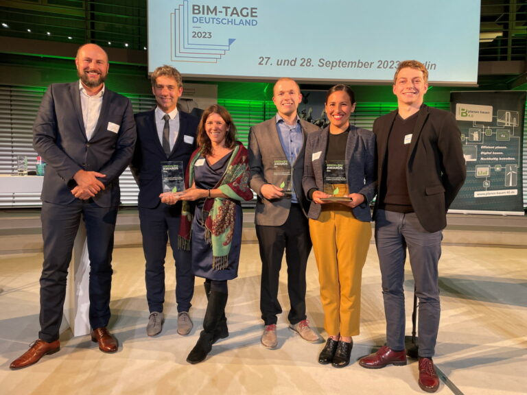 Die Gewinner der Green BIM Awards (v.l.) Tobias Hütter, Ursula Reiner, Prof. Thilo Ebert (ATP Sustain), Matthias Müller (KIT) sowie Scarlet Romano und Martin Hering (Arcadis Germany) – Foto: Thomas Semmler