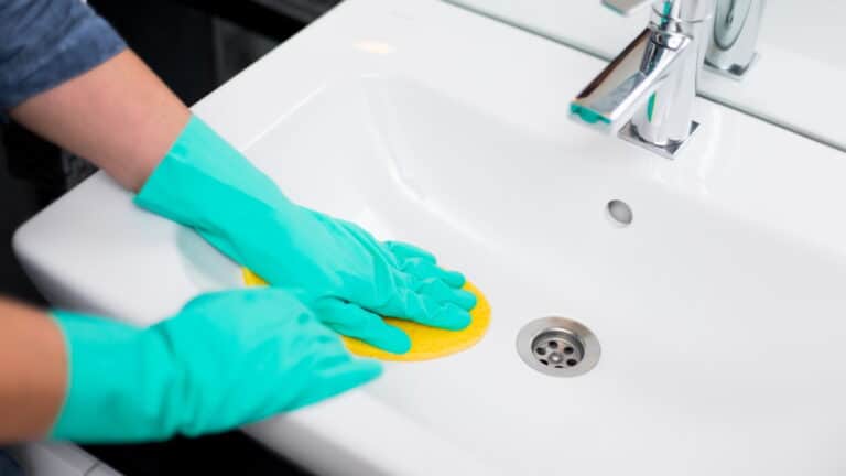 Eine Smarphone-App von FaMe unterstützt bei der Überwachung der Reinigung von Sanitärräumen - Bild: nakedking/stock.adobe.com