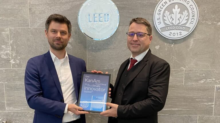 Manuel Hein von KanAm Grund (li.) mit Marcus Kossmann von MeteoViva bei der Übergabe der Steuerung im Trianon in Franifurt am Main - Foto: KanAm Grund