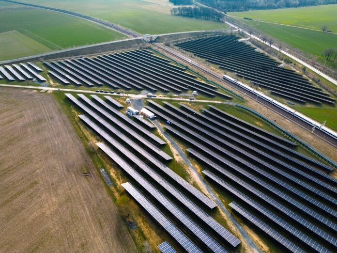 In Dresden ist ein Energiespeicher für einen 13,5-MWp-Solarpark in Betrieb gegangen. Bild: MW Media