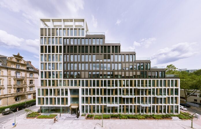 Das Bürogebäude Morrow wurde als eines der ersten Frankfurter Bestandsimmobilien mit DGNB Diamant ausgezeichnet. Bild: Jean-Luc Valentin