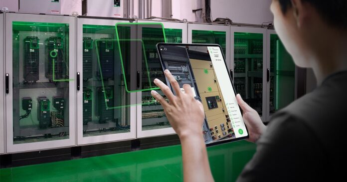Augmented Reality (AR)-Technologien wie der EcoStruxure XR Operator Advisor unterstützen bei Wartungsarbeiten. Bild: Schneider Electric