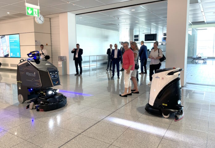 Dorfner setzt für die Flächenreinigung im Satelliten des Terminal 2 am Flughafen München jetzt auch Roboter im Regelbetrieb ein - Bild: T. Semmler