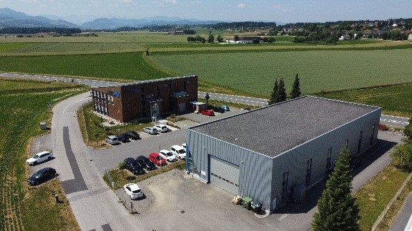 Neben dem solarelektrischen Firmengebäude von my-PV wurde in einem Bestandsgebäude die Produktionsfläche verdreifacht. Bild: my-PV