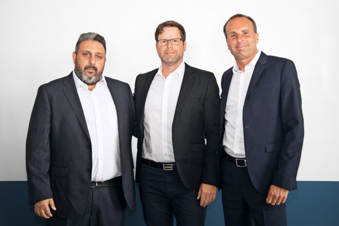 Freuen sich über das neue Joint Venture: Refael Franco, CEO Code Blue Ltd, Christian Milde, Geschäftsführer Code Blue GmbH, Wolf-Dieter Adlhoch, Vorstandsvorsitzender der Dussmann Group (v.l.) - Foto: Dussmann