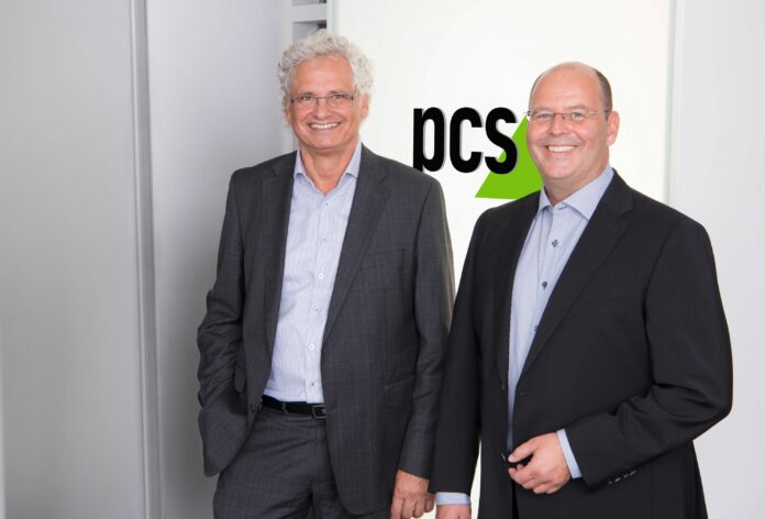Die PCS Geschäftsführer Walter Elsner und Ulrich Kastner-Jung (von links) blicken aufgrund eines hervorragenden Geschäftsergebnisses optimistisch in die Zukunft. Bild: PCS Systemtechnik