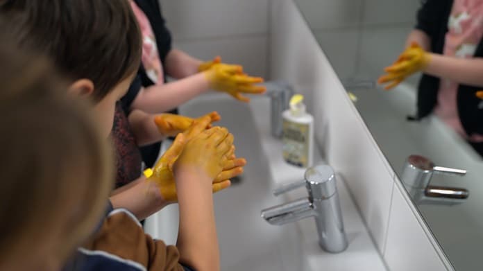 Die Sauber Zauber Seife zeigt den Kindern beim Händewaschen die Stellen an, die noch ungewaschen sind. Bild: Wepa