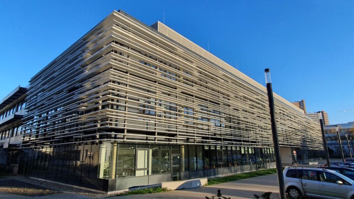 Außenansicht-Neubau-Labor-Physik_uni_koeln_(c)_Synavision_1200x675 Der Labor-Neubau der Physik der Universität zu Köln in der Außenansicht - Bild: synavision
