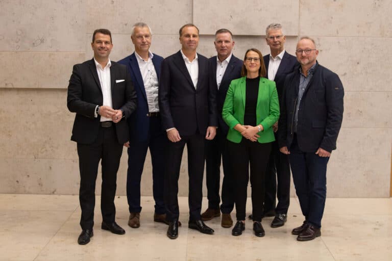 Gruppenbild des neuen gefma-Vorstands: Dr. Gert Riegel, Dr. Udo Peter Banck, Wolf-Dieter Adlhoch, Rainer Vollmer, Christin Kuchenbecker, Dirk Brandt, Prof. Dr. Klaus Homann (v.l.n.r.:). (Bild: gefma)