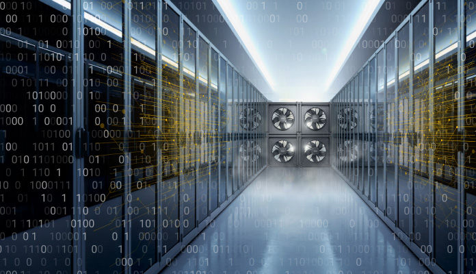 Das Bild zeigt einen modernen Serverraum mit langen Reihen von Serverschränken auf beiden Seiten und großen Lüftern zur Kühlung an der Stirnseite. Über das Bild sind transparente Binärcode-Zahlen (0 und 1) sowie digitale Schaltkreise gelegt, die den Charakter eines Rechenzentrums und die Themen IT, Datenverarbeitung oder Digitalisierung unterstreichen. Die Atmosphäre ist futuristisch und technisch.