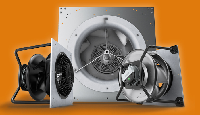 Das Bild zeigt drei industrielle Ventilatoren oder Lüftereinheiten vor einem orangefarbenen Hintergrund. Die Lüfter sind unterschiedlich ausgerichtet und zeigen verschiedene Ansichten: Frontal, seitlich und von hinten. Sie sind in robuste Metallrahmen eingebaut und für den Einbau in größere Anlagen oder Lüftungssysteme vorgesehen. Die Konstruktion deutet auf eine Anwendung in der industriellen Belüftung oder Klimatechnik hin.