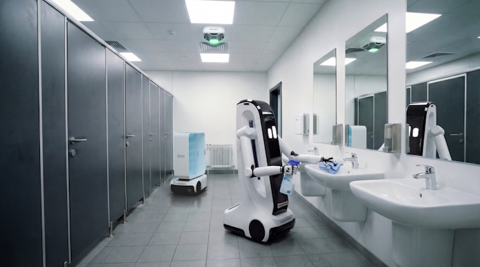 Roboter in einem Sanitärraum