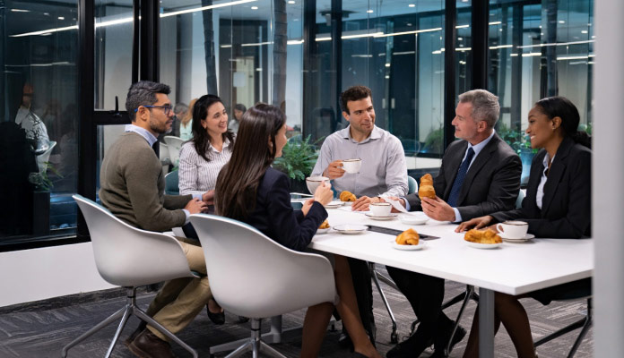 Geschäftsmeeting mit passender Verpflegung dank effizient geplanter Raumbuchung und Catering-Bestellung