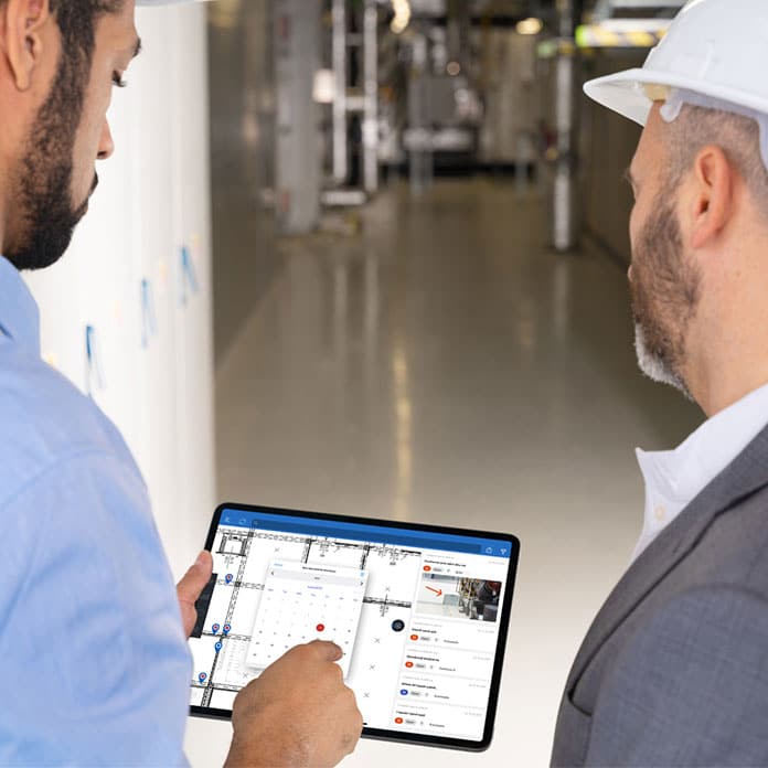 Techniker planen Wartungstermine und bearbeiten Tickets direkt auf dem Tablet mit der PlanRadar Facility-Management-Software vor Ort.