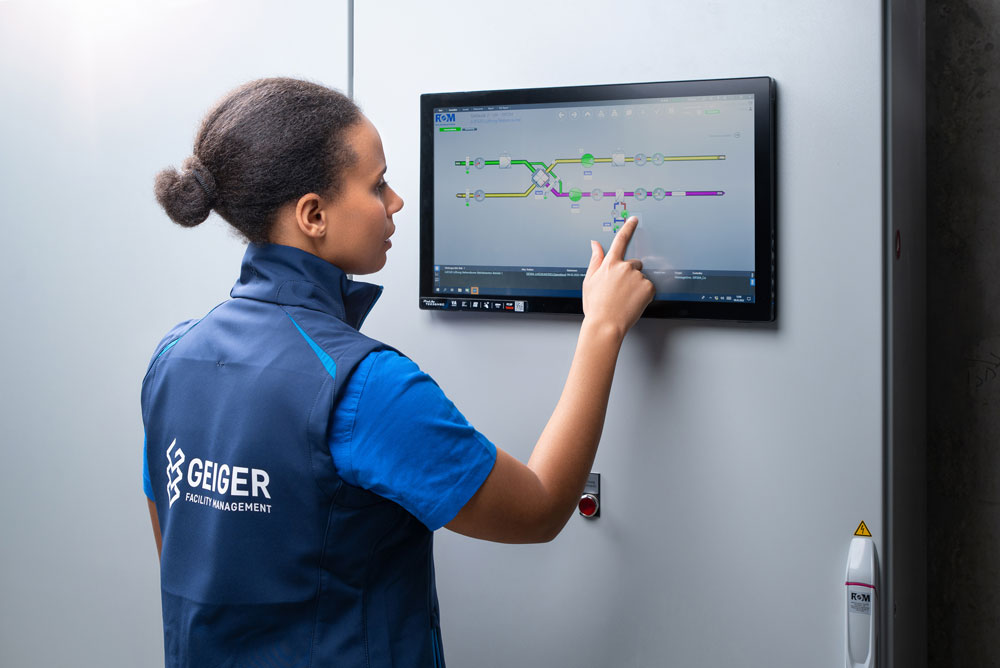 Beim Modell FMX (Facility Management Extended) von Geiger FM werden auf der Basis von Betriebsdaten und Energiekennzahlen Maßnahmen zur Effizienzsteigerung, Anlagenoptimierung oder ESG-Compliance abgeleitet und direkt umgesetzt.