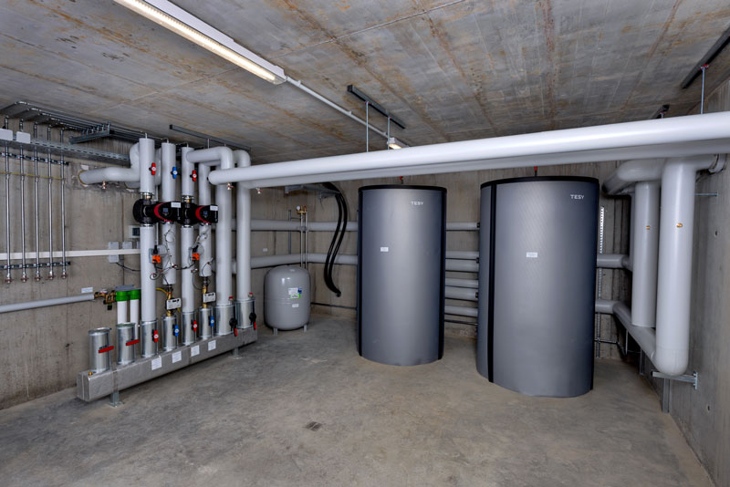 Vier reversible Luft/Wasser-Wärmepumpen liefern komfortable Raumwärme für alle 80 Wohneinheiten.