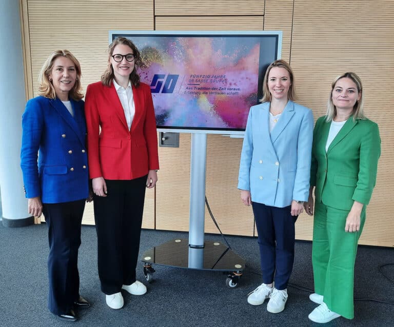 Der Vorstand der Dr. Sasse AG beim Bilanzpressegespräch am 12. Mai 2026 in München: Dr. Christine Sasse, Vorstand People, Culture, Organisation, Clara Sasse, Vorstand Sales und Marketing, Dr. Laura Sasse, Vorstand Finanzen und AI, und Katja Böhmer, Vorstand Operations & Engineering. Bild: R. Altmannshofer/Der Facility Manager