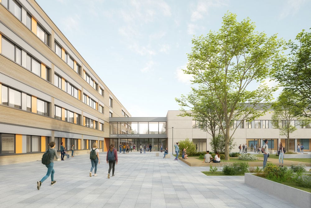 Das Bild zeigt einen modernen, offenen Schulhof mit mehreren Personen, die sich auf dem Gelände aufhalten. Links im Bild ist ein mehrstöckiges Schulgebäude mit großen Fenstern und gelb-grauen Fassadenelementen zu sehen. Im rechten Bereich gibt es weitere Gebäudeteile sowie einen begrünten Bereich mit Bäumen, Sträuchern und Sitzmöglichkeiten. Über den Hof führt ein verglaster Übergang, der die Gebäude miteinander verbindet. Mehrere Schülerinnen, Schüler und Erwachsene gehen über den Platz, unterhalten sich oder sitzen in Gruppen im Grünen. Die Szene wirkt freundlich, offen und einladend und vermittelt den Eindruck eines modernen, barrierefreien Bildungsortes.