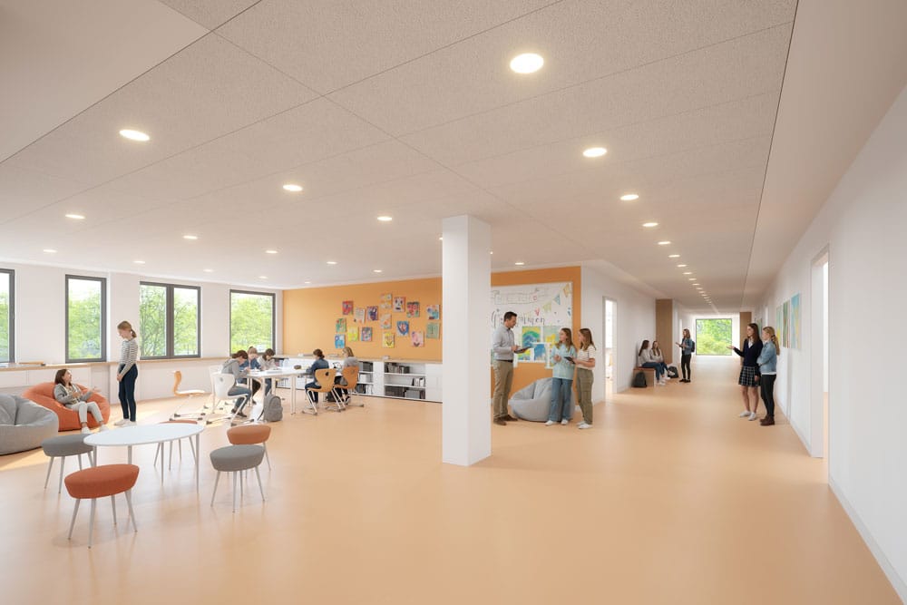 Das Bild zeigt einen modernen und großzügigen Schulflur mit angrenzendem offenen Lern- und Aufenthaltsbereich. Links im Bild befindet sich eine gemütlich eingerichtete Sitzecke mit Sesseln, Hockern und niedrigen Tischen, in der mehrere Schülerinnen und Schüler sitzen und sich unterhalten. In der Mitte sitzen weitere Kinder an Gruppentischen und arbeiten gemeinsam. Die Wände sind hell gestrichen, eine Wand ist orange und mit bunten Kinderzeichnungen dekoriert. Der Flur rechts im Bild ist breit und gut beleuchtet, an den Wänden hängen weitere Bilder. Mehrere kleinere Gruppen von Schülerinnen, Schülern und Lehrkräften stehen oder sitzen verteilt im Flur und unterhalten sich. Die Atmosphäre wirkt freundlich, offen und einladend. Das Bild vermittelt einen modernen, barrierefreien und flexibel nutzbaren Schulraum.