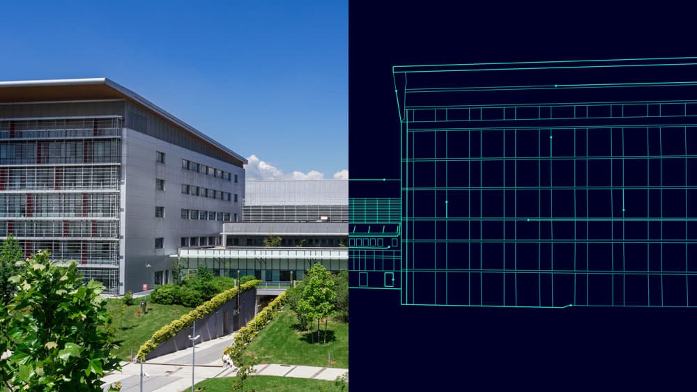 Geteilte Grafik eines modernen mehrstöckigen Gebäudes. Links ist ein Foto des hellen Büro- oder Bildungsgebäudes bei blauem Himmel zu sehen, davor liegen begrünte Wege und Bäume. Rechts zeigt eine dunkelblaue Fläche eine türkisfarbene digitale Drahtgitter- beziehungsweise CAD-Ansicht desselben Gebäudes. Die Grafik verdeutlicht den Vergleich zwischen realem Bauwerk und digitalem Gebäudemodell.