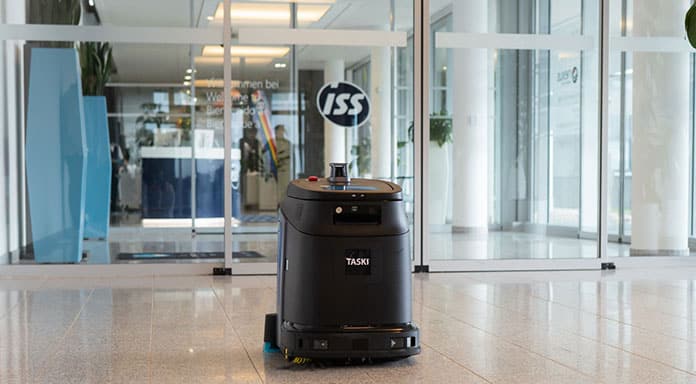 Autonomer TASKI-Reinigungsroboter von ISS reinigt den Boden in einem Eingangsbereich