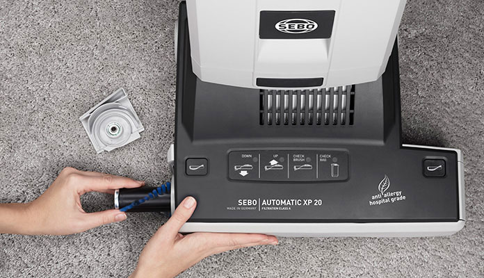 Rundbürste des SEBO AUTOMATIC XP 20 wird per Knopfdruck ohne Werkzeug entnommen.