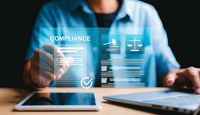 Digitale Compliance-Checklisten mit Prüfzeichen auf einem Laptop.